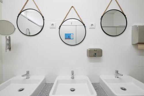 圣佩罗多索Ínsua Hostel的浴室设有2个水槽和2面镜子