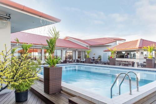帕拉马里博帕拉马里博公主华美达酒店的游泳池的图片