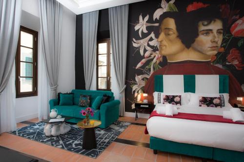 佛罗伦萨Casual Rinascimento Firenze的一间设有一张床的客房,墙上挂着一幅大画