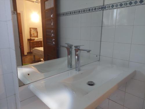 科伦坡Colombo 07 Charming Home Stays的浴室水槽设有水龙头和镜子