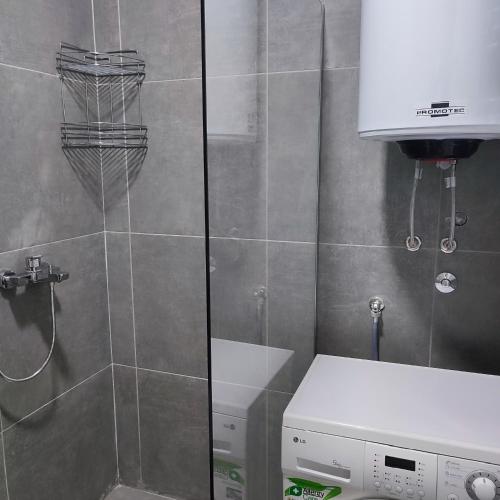诺维萨德Centar Apartman FILIPOVSKI的带淋浴和洗衣机的浴室