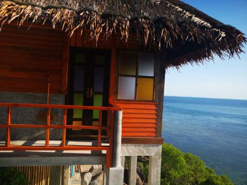 涛岛Koh Tao Relax Freedom Beach Resort的海景小小屋