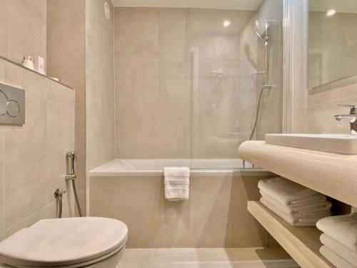 巴黎圣日耳曼中央酒店的浴室配有卫生间、盥洗盆和淋浴。