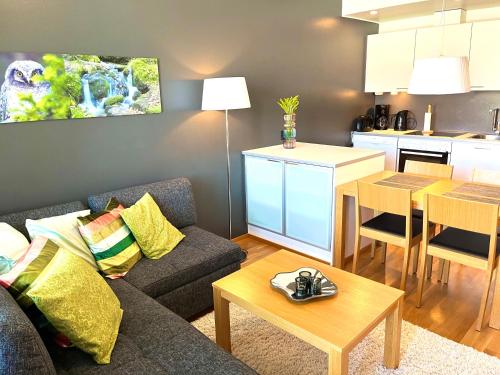 黑诺拉Premium Chalet 4212 Green的客厅配有沙发和桌子