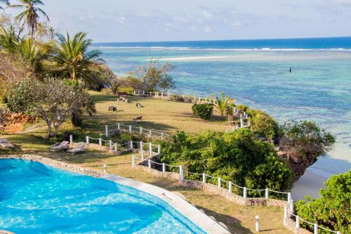Tiwi希尔帕克阿马雷度假村 的毗邻海滩的游泳池