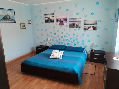 Le MarmoreAppartamento Cascate delle Marmore的一间卧室配有蓝色床和蓝色棉被