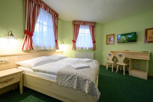 哈沃福卡朱利安德沃尔酒店的一间卧室配有一张床和一张书桌