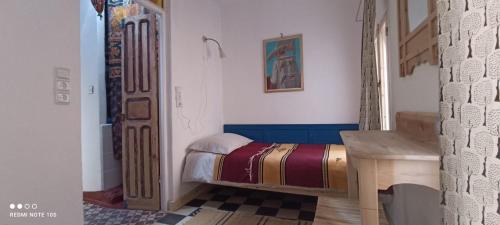 舍夫沙万Vallparadis Pension Familiar" FIRDAUS"的一间卧室配有一张床和一张书桌
