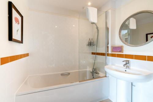 克兰利理查德盎斯洛酒店的带浴缸、水槽和淋浴的浴室