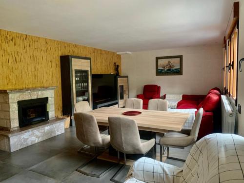 BustielloCasa Rural en Santa Cruz-Mieres的客厅配有木桌和壁炉