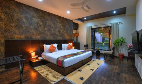 Spree Jungle Vilas Resort Ranthambore客房内的一张或多张床位