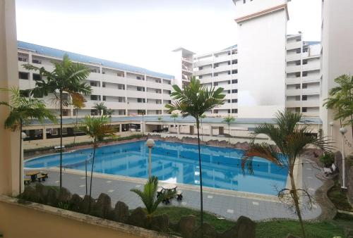 史里肯邦安3 Rooms 2 parking 10pax PSR Comfy Sofa&Bed near MRT Eateries McD的从大楼的阳台上可欣赏到游泳池的景色