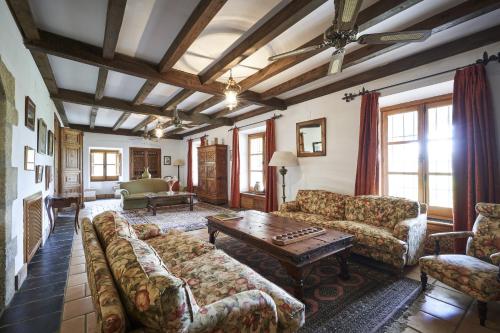 特鲁希略Lagar La Pizarra Casa Rural的带沙发和桌子的客厅
