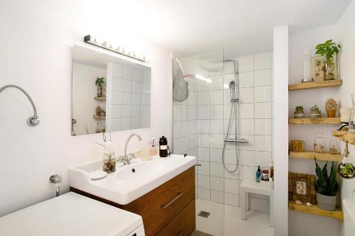 Castillo del RomeralCasa Las Caracolas的白色的浴室设有水槽和淋浴。