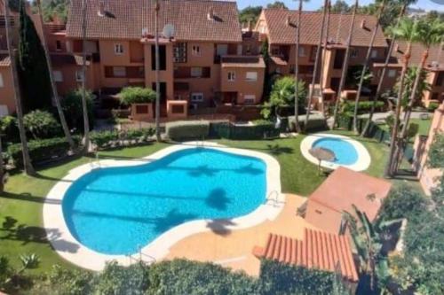 卡萨雷斯Apartamento con piscina的享有庭院游泳池的顶部景色