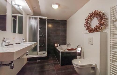 卡德赞德-班得Amazing Apartment In Cadzand-bad With Kitchen的一间带水槽、卫生间和淋浴的浴室