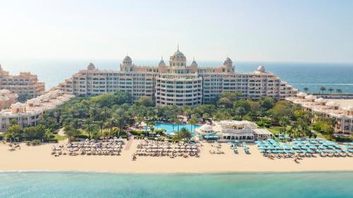 迪拜凯宾斯基棕榈朱梅拉酒店的享有海滩和海洋的度假村的空中景致