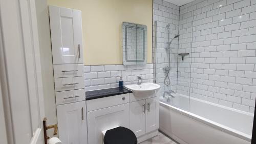 凯西克Skiddaw. 20 Greta Grove House的浴室配有盥洗盆、卫生间和浴缸。