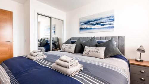 安斯特拉瑟Jules By The Sea Anstruther的一间卧室配有蓝色的床和毛巾