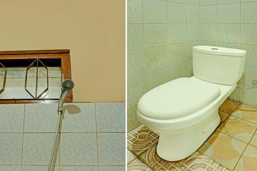 玛琅SPOT ON 92450 Homestay Simpang Panji Suroso Syariah的浴室配有白色卫生间和淋浴。