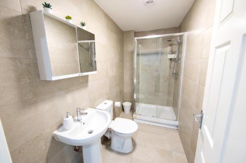 斯托克波特Charming 1BR in Stockport Center的一间带水槽、卫生间和淋浴的浴室