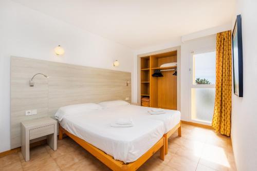 卡拉米洛Apto con Terraza 202的一间卧室设有一张大床和一个窗户。