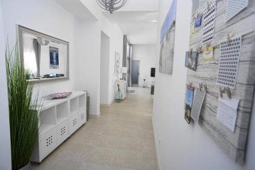 普拉亚布兰卡Villa Patricia Playa Blanca的走廊上设有白色浴室,墙上贴有海报