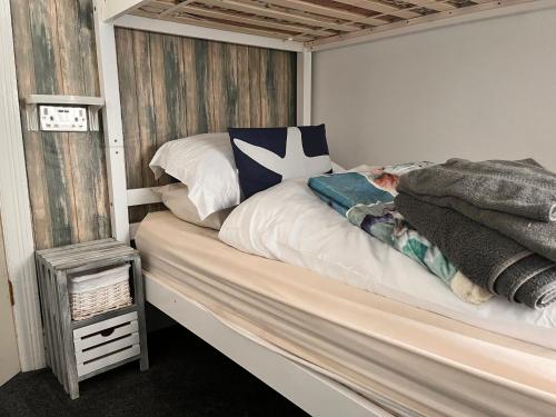斯卡伯勒Chomley holiday flats的卧室内的一张带木制床头板的床