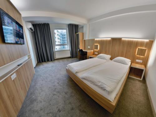 基希讷乌Apartment OneClickRenrt Oasis的一间带大床和电视的卧室