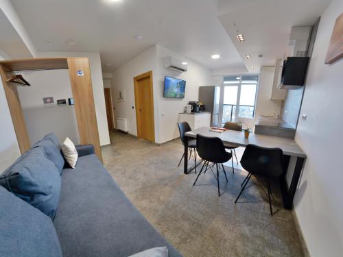 基希讷乌Apartment OneClickRenrt Oasis的客厅配有蓝色的沙发和桌子