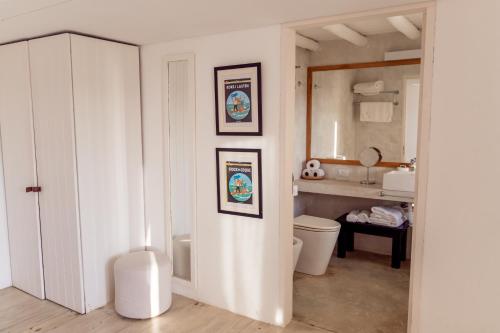 何塞伊格纳西奥拉波萨达德尔法鲁酒店的一间带卫生间和水槽的浴室