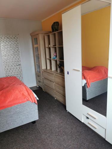 塔林Akadeemia tee appartamendid的一间卧室配有两张床和一个衣柜