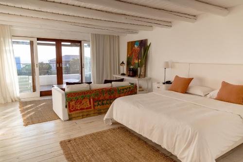 何塞伊格纳西奥拉波萨达德尔法鲁酒店的白色卧室设有一张大床和一张沙发