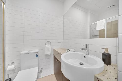 墨尔本Grosvenor 3121 Richmond的白色的浴室设有水槽和卫生间。