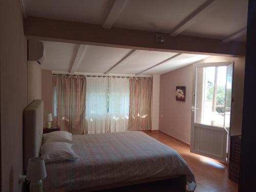 厄尔-汝姆披多Villa st. Magnus的一间卧室设有一张床和一个大窗户