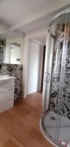 ValdirameLOGHINO Lombardo的一间位于客房内的玻璃淋浴间的浴室