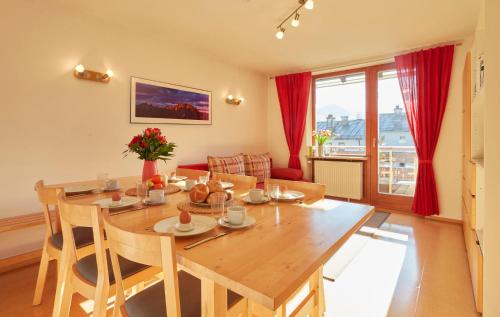 比绍夫斯维森Haus Wendland的用餐室配有木桌和红色窗帘