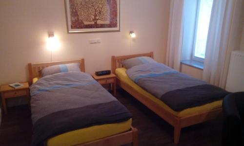 汉堡DARZ旅馆的配有两盏灯的小房间内的两张床