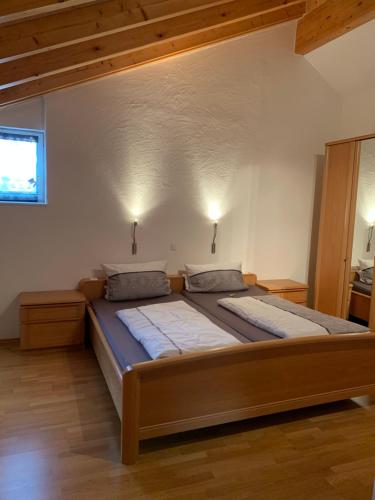 施魏根-雷希滕巴赫Gästehaus Ehrhardt的一间卧室,卧室内配有一张大床