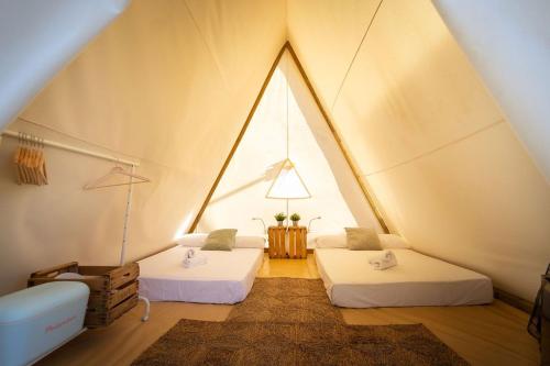 塔里法Kampaoh Valdevaqueros的帐篷内带两张床的房间