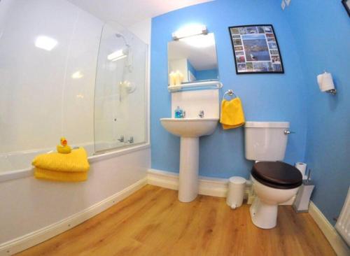 斯托诺韦Castle View Stornoway的浴室配有卫生间、盥洗盆和淋浴。