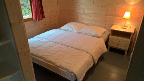 依贝露营地客房内的一张或多张床位