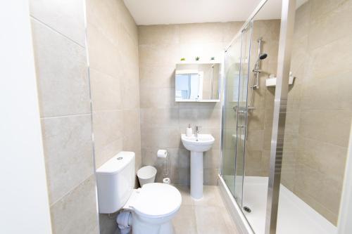 斯托克波特Cosy 1 bed in Stockport centre的浴室配有卫生间、淋浴和盥洗盆。