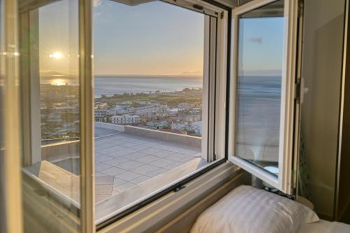 科林瓦里奥A & G Apartments的海景大窗户