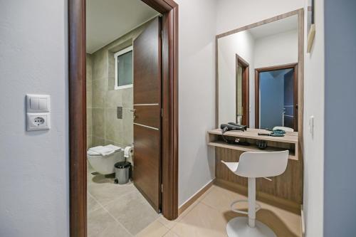 科林瓦里奥A & G Apartments的一间带卫生间、水槽和镜子的浴室