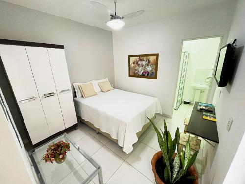 库亚巴Temporada Cuiabana的一间小卧室,配有床和植物