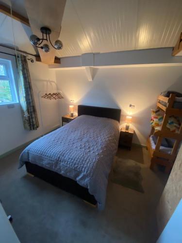 LlandinamThe Shack plus Camping的一间卧室配有一张特大号床。