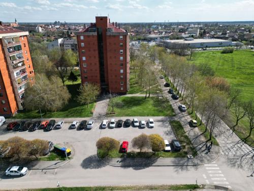 温科夫齐Ema Apartmani的城市停车场空中景观