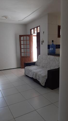 阿奎拉兹Cantinho arretado da Peste - Casa的卧室配有1张床,铺有瓷砖地板。
