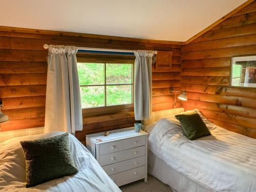 牛顿莫尔松鼠景观乡村别墅的一间卧室设有两张床和窗户。